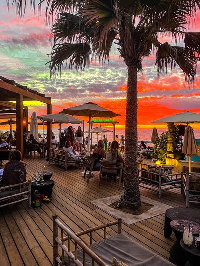 Päikeseloojang Palm Mari külakese ranna­kohvikus ookeanimüha, kitarrimuusika ja kohaliku afrutado veini saatel.