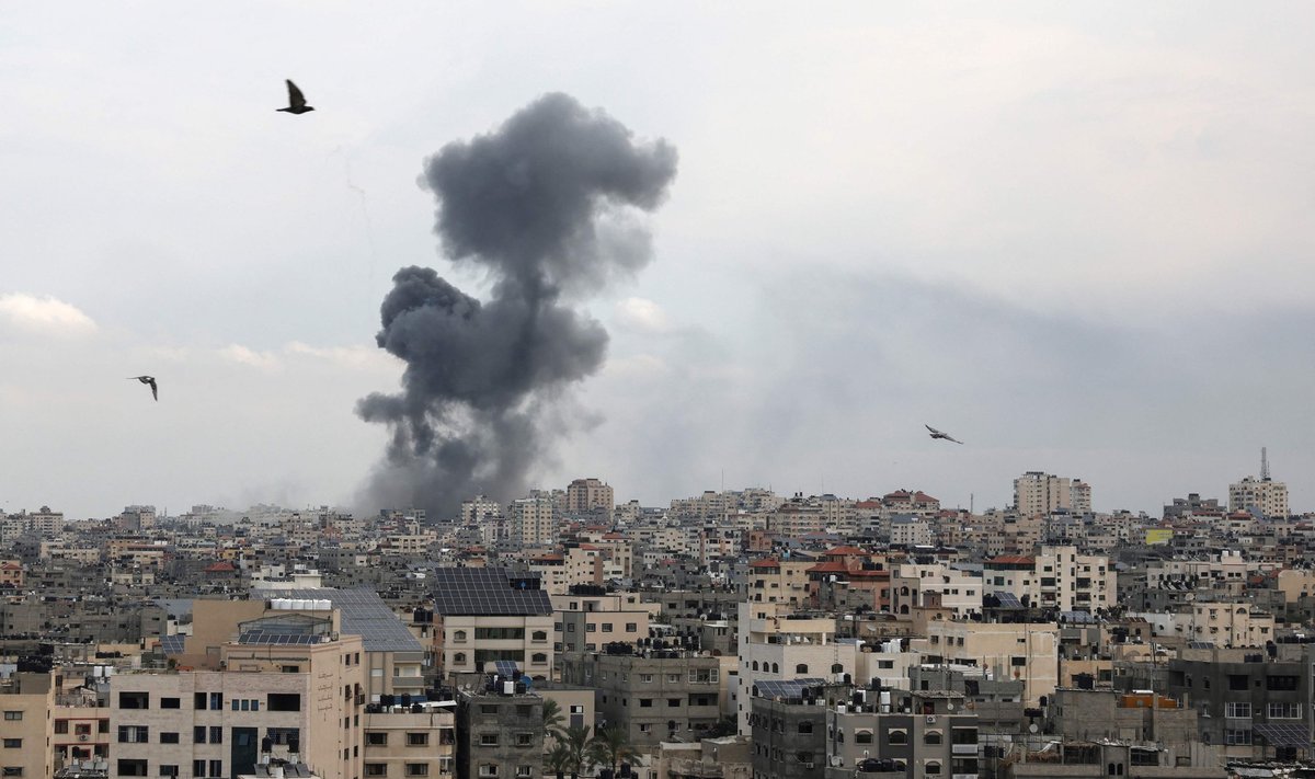 Gaza linnas tõusis pärast õhurünnakut hoonete kohale suur suitsupilv.