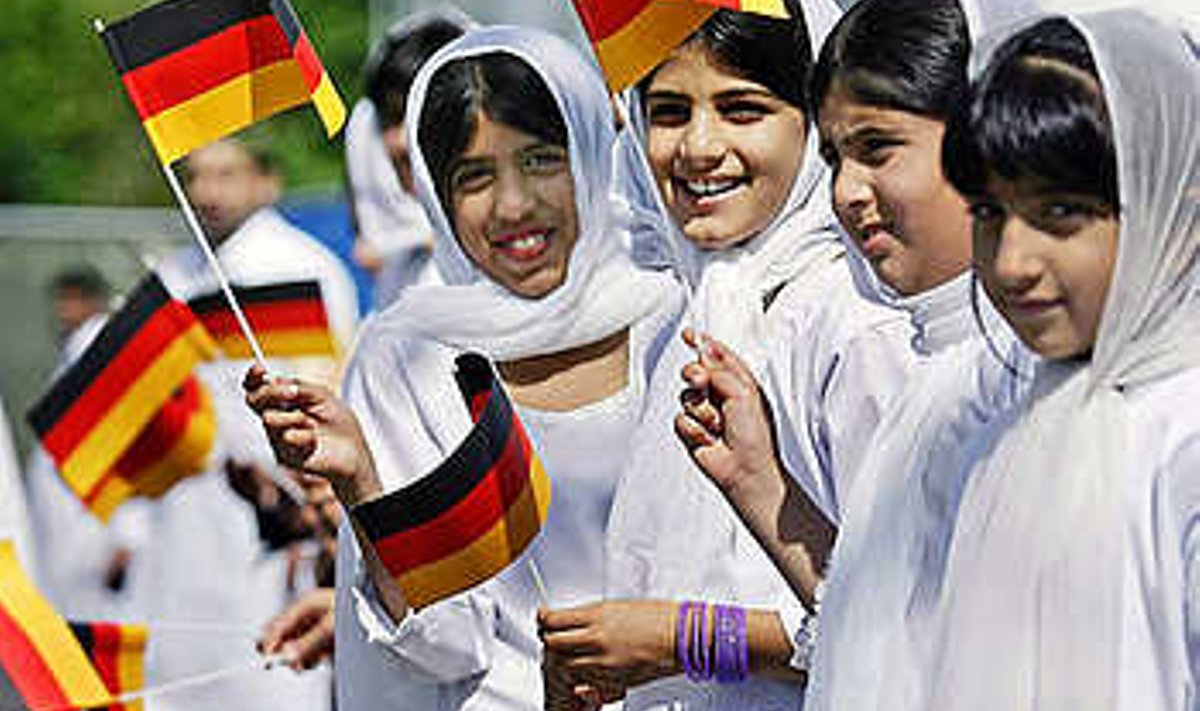 UUED SAKSLANNAD: Need tüdrukud on ahmadistide islamiusu sektist. Pakistanis ja Bangladeshis on usulahk jälitatav, seega poliitiliste põgenikena Euroopas teretulnud. Ahmadistide ülemaailmne kokkutulek toimus eelmise aasta augustis Mannheimis, Baden-Württembergi liidumaal. EPA/PICTUREGATE