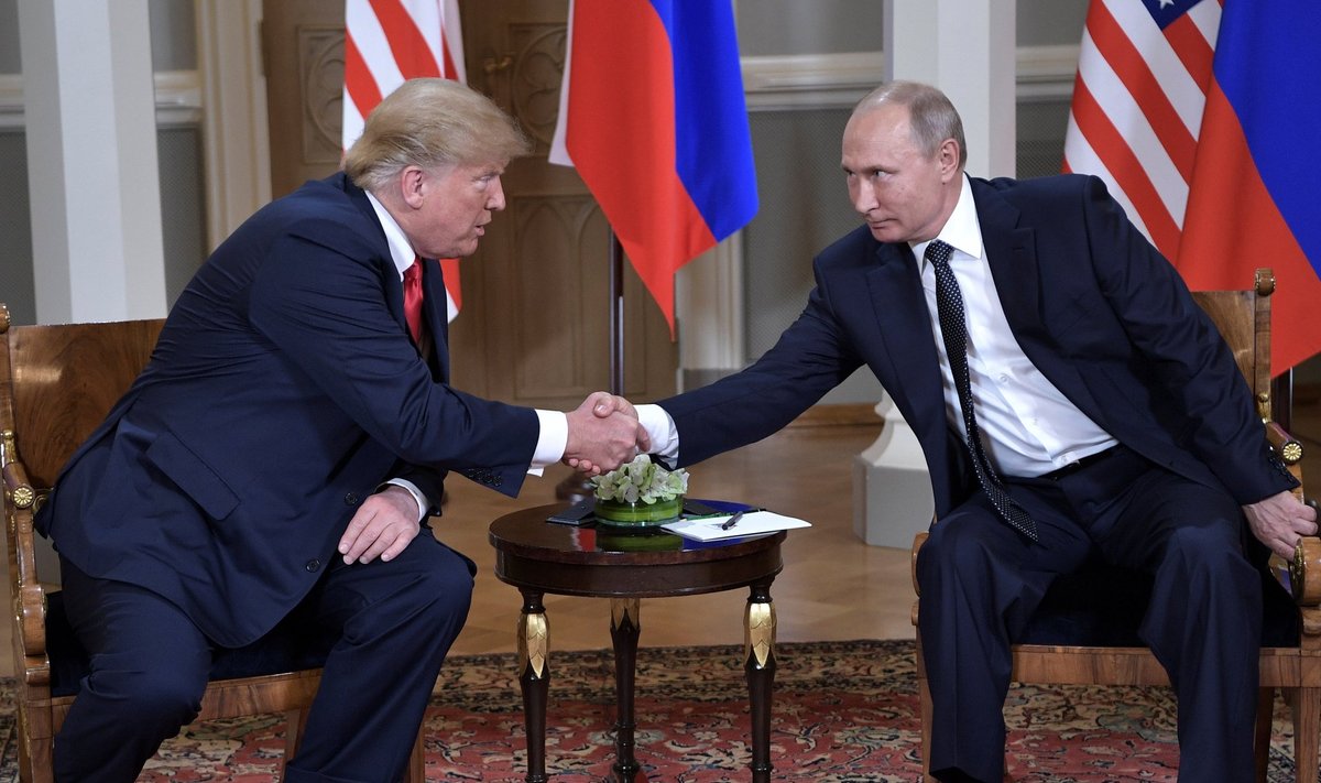 Enne kohtumist jagas Trump Putinile ka kaameratesse jäänud silmapilgutuse.