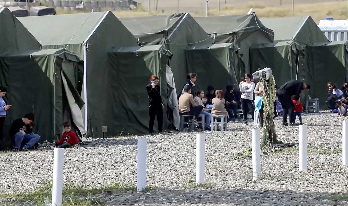 Mägi-Karabahhi elanikud Vene rahuvalvajate püstitatud telkides