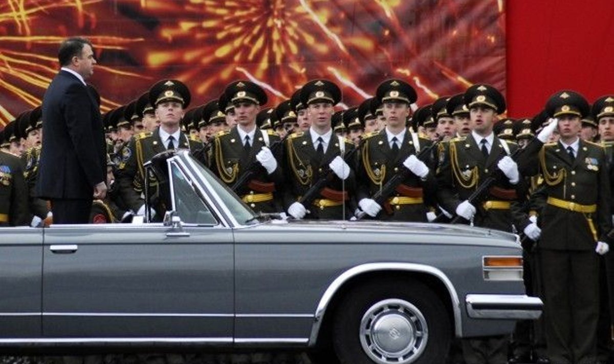 Vene kaitseminister Anatoli Serdjukov ZILis paraadil poseerimas. Foto. Reuters
