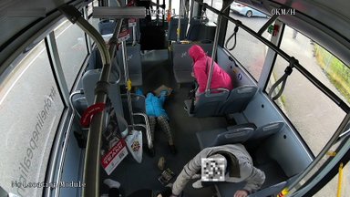 VIDEO | Liinibussi äkkipidurduse järel paiskub beebi vankrist välja, inimesed kukuvad uperkuuti