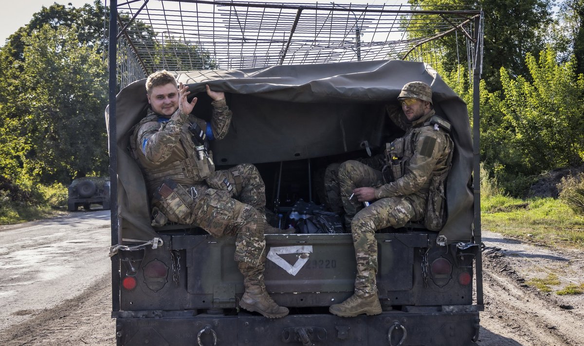 Украинские солдаты едут в кузове военной машины неподалеку от российско-украинской границы, 15 августа 2024 года.