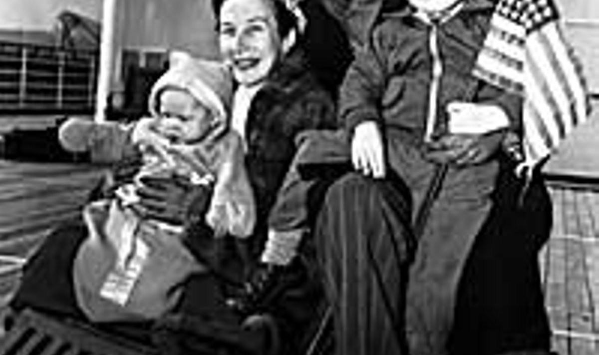 TAGASI AMEERIKAS: Venelaste poolt persona non grataks kuulutatud USA suursaadik Moskvas George Kennan saabub koos perega New Yorki 11. novembril 1952. Corbis /Scanpix