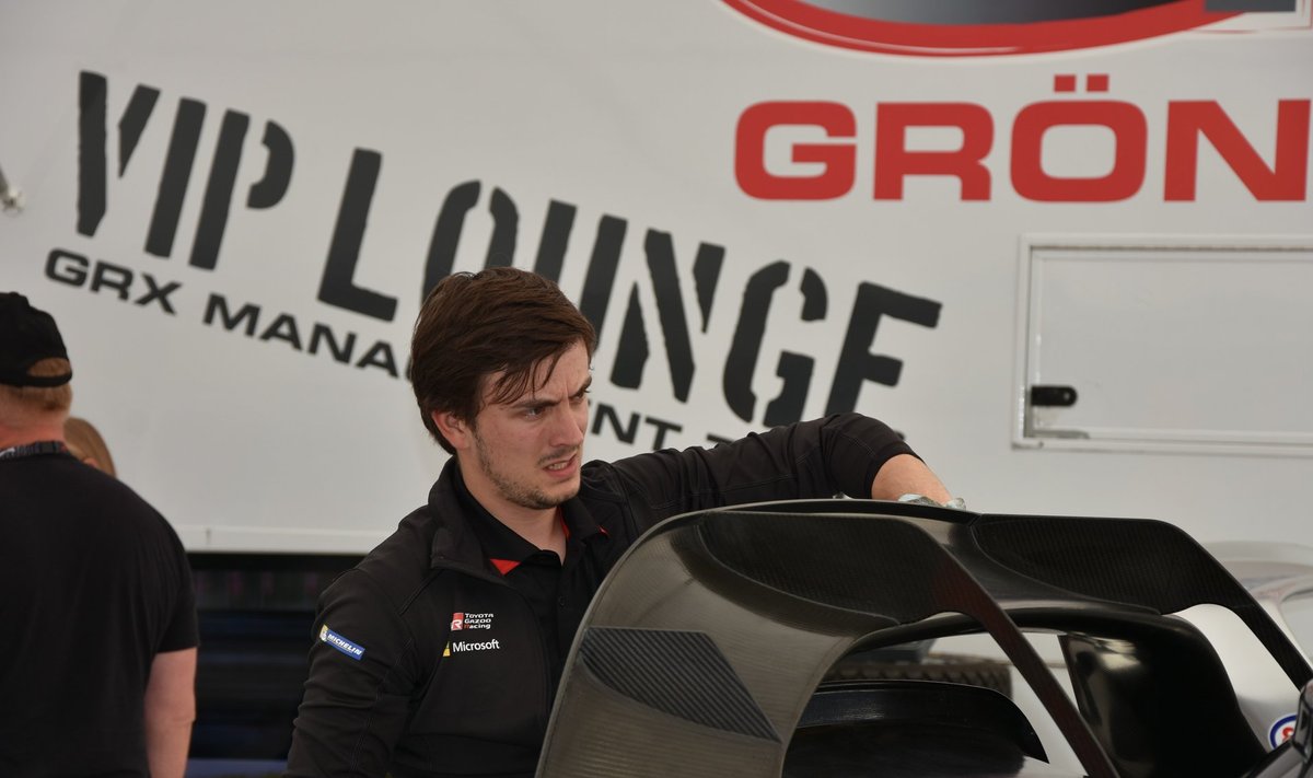 Jyväskylä MM-rallil on Kenneth Sepa töö Marcus Grönholmi auto hooldamine.