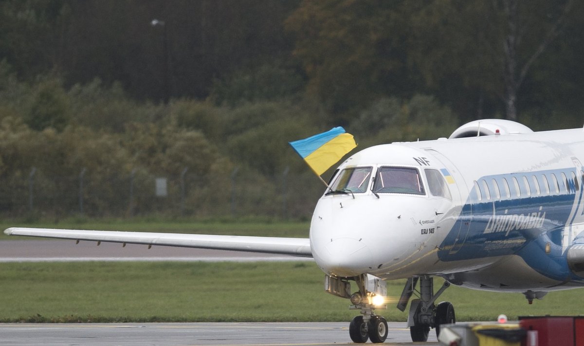 Pärast maandumist heiskas lennuki piloot Ukraina lipu.