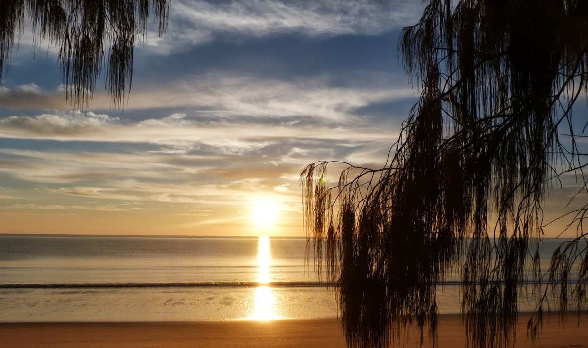 Päikesetõus Woodgate beachil Austraalias