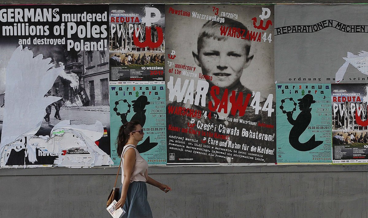 Vasakpoolne plakat teatab Poola pealinnas Varssavis, et sakslased tapsid miljoneid poolakaid.