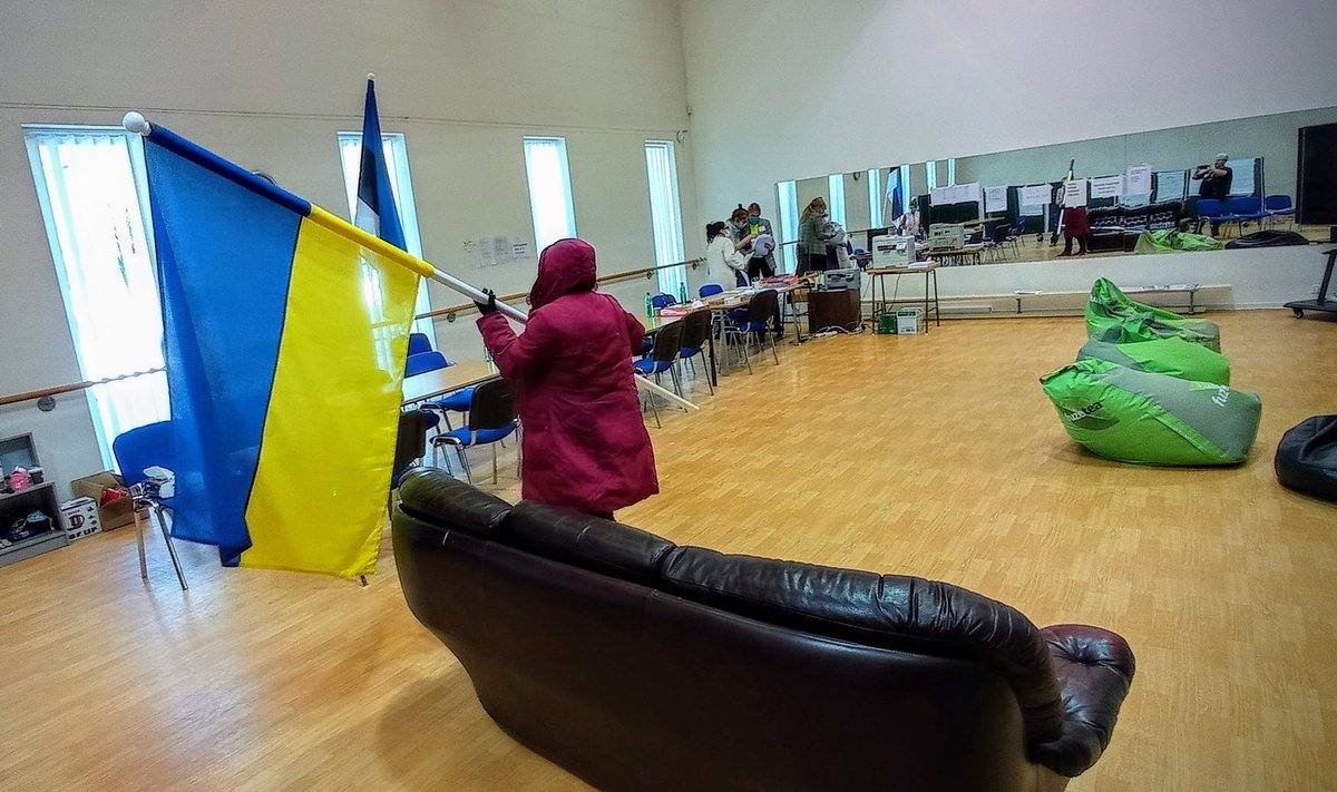 Rakvere Kriisikeskuse kaunistamine Ukraina ja Eesti lippudega.