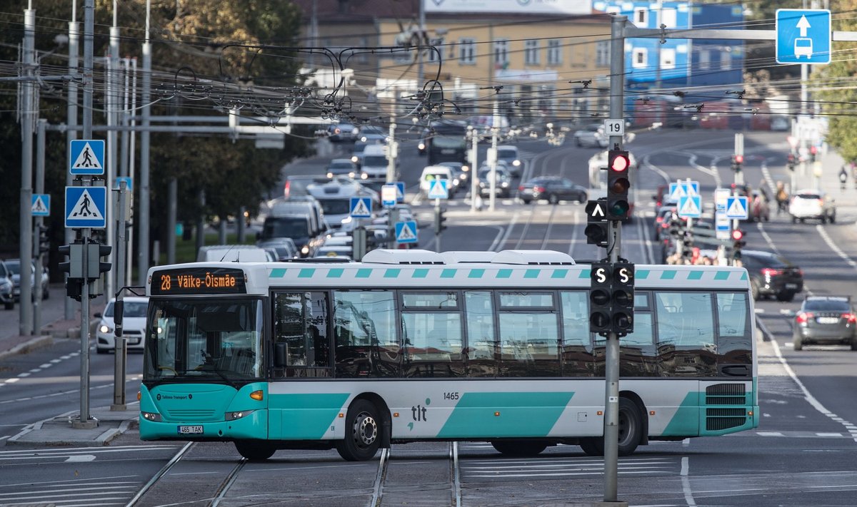 TLT buss tegemas vasakpööret Liivalaia tänavalt Pärnu maanteele