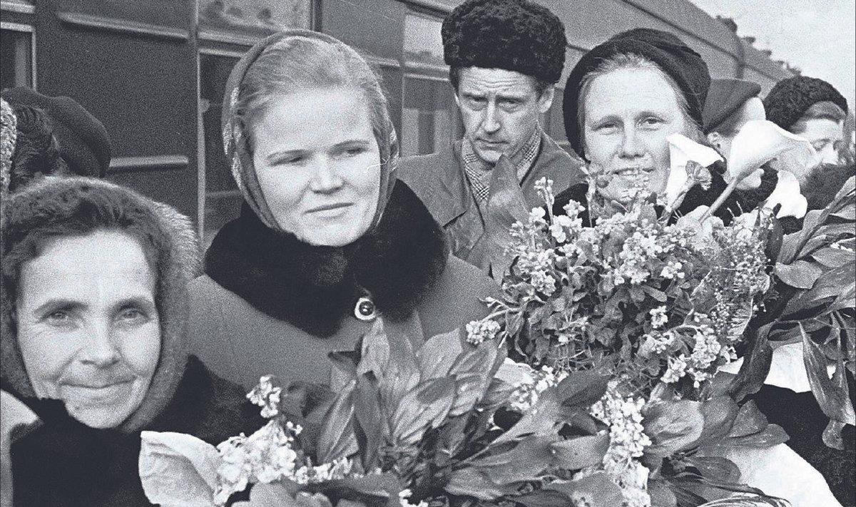Kõige  suuremad  naistepäeva­pidustused  olid muidugi Moskvas,  kuhu kutsuti vaid tublimaid ja töökamaid õrnema soo esindajaid.  See pilt on  tehtud  Tallinnas  Balti jaamas 1960. aasta  märtsis, kui suure kodumaa pealinnast  saabusid  Eesti NSV  naistede