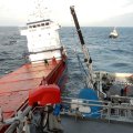 Merehädas Eesti kaubalaev pukseeritakse Rootsi rannikule