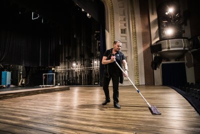 Ene Otsus on lavakoristaja, kelle sõnul ilma temata teater ei toimiks: “Mina olen siin kõige tähtsam. Enne igat etendust vaja ju lava ära koristada!”