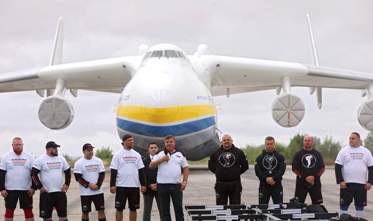 Ukraina rammumehed liigutasid inimjõul maailma suurimat lennukit.