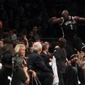 VIDEO: NBA tähtmängija lendas publikusse, nii et pealtvaataja jäi istekohata!
