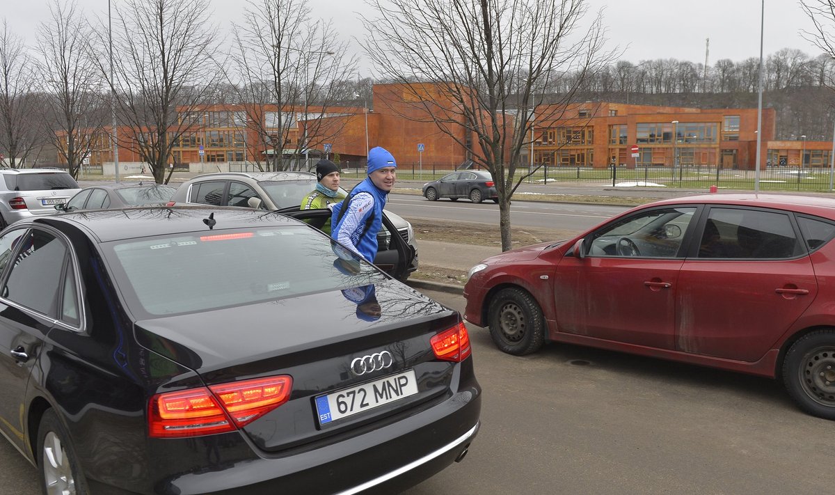 Kodus, tööl ja puhkehetkel, ikka Audiga. Sel jaanuarikuisel fotol saabus peaminister ameti-Audi tagaistmel väikest hommikust jooksutrenni tegema.