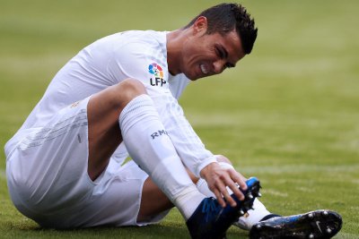 Cristiano Ronaldo sai vigastada. 
