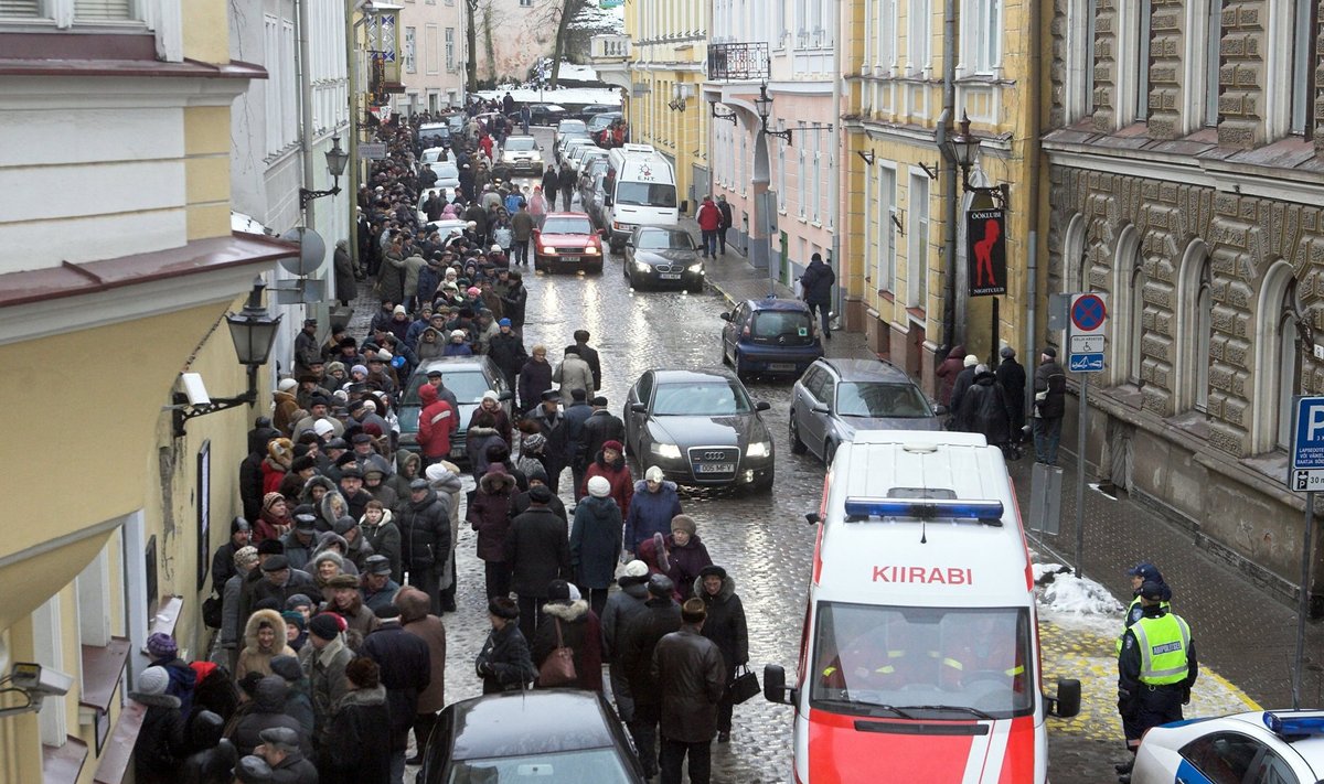 Vene Riigiduuma valimised Tallinnas. Vene kodanikud ootavad pikas järjekorras oma võimalust duumat valida.