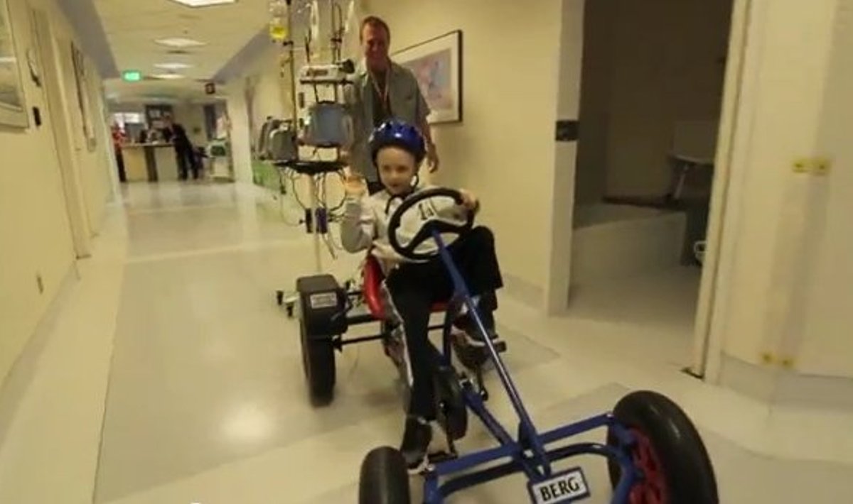 Kaader Kelly Clarksoni muusikavideost "Stronger" Seattle lastehaigla onkoloogiia osakonnas
