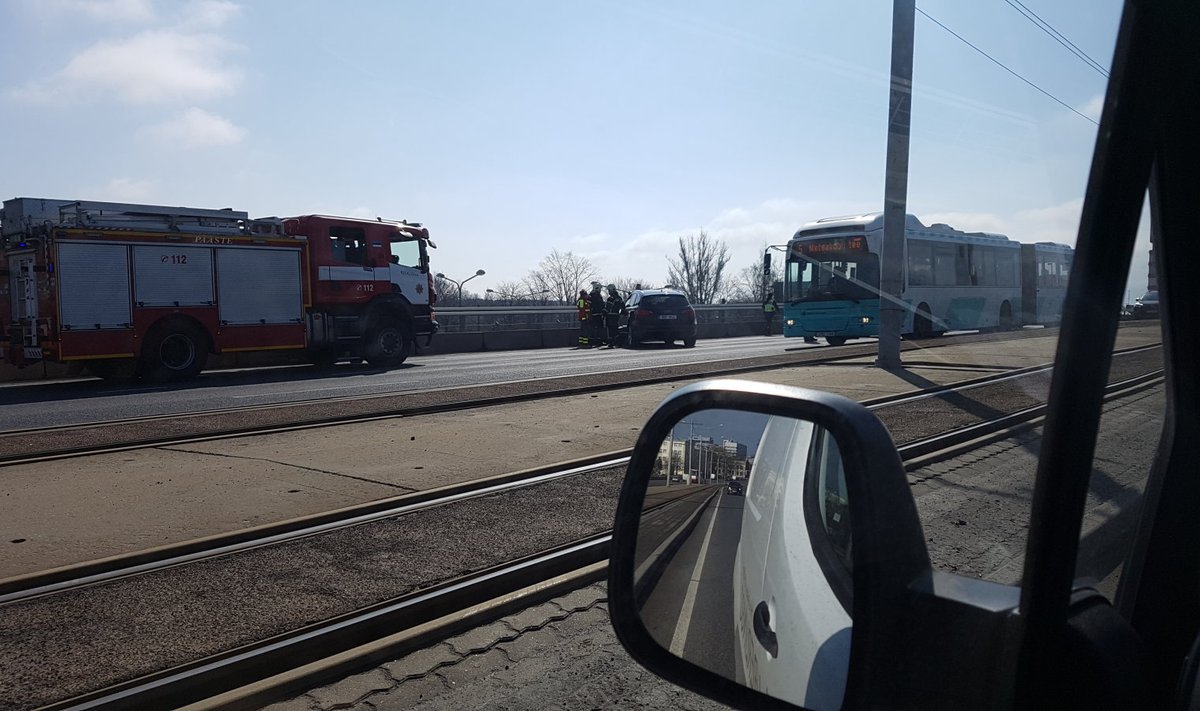 Õnnetus Tallinnas Pärnu mnt viaduktil
