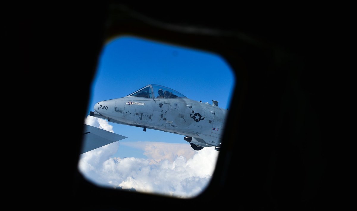 Saber Strike - Saablilöök. Tankerlennuk KCI135 Stratotanker tangib õhus ründelennukeid A10 Thunderbolt.