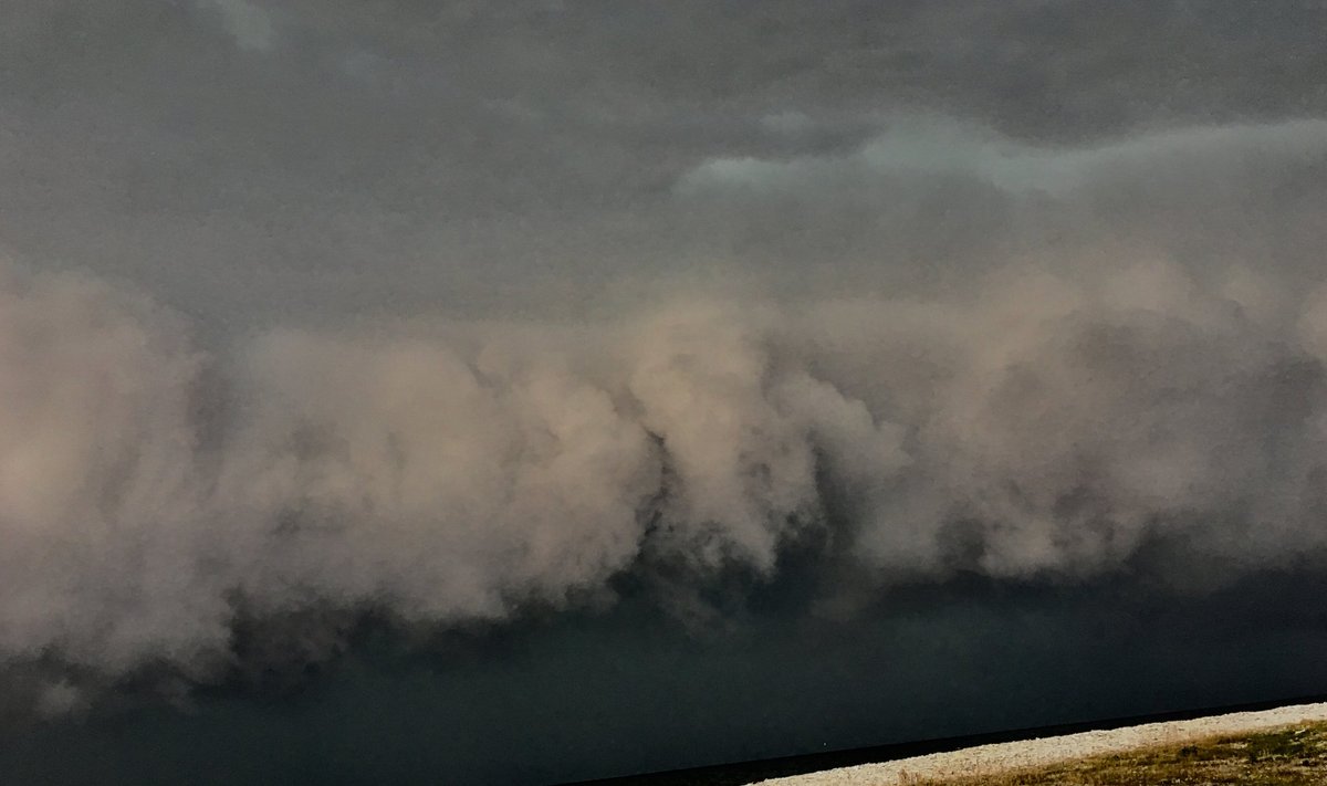 Pilved Osmussaare lähedal enne tormi