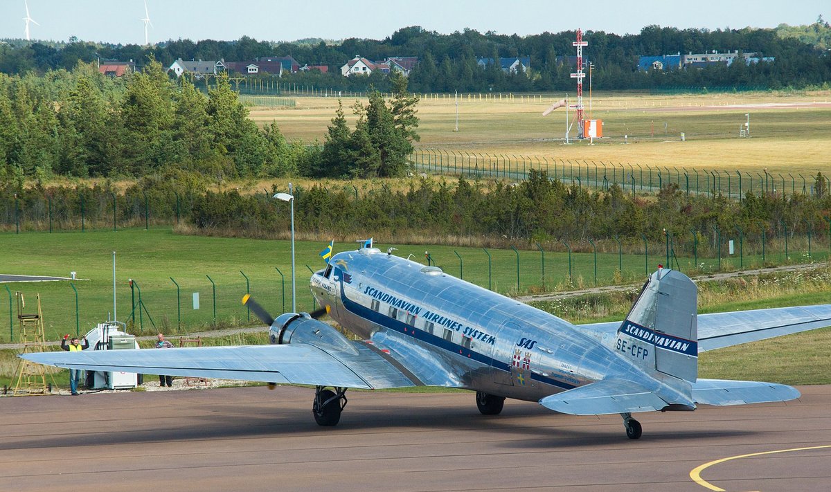Soome ja Rootsi Douglas C-47 Roomassaare lennuväljal