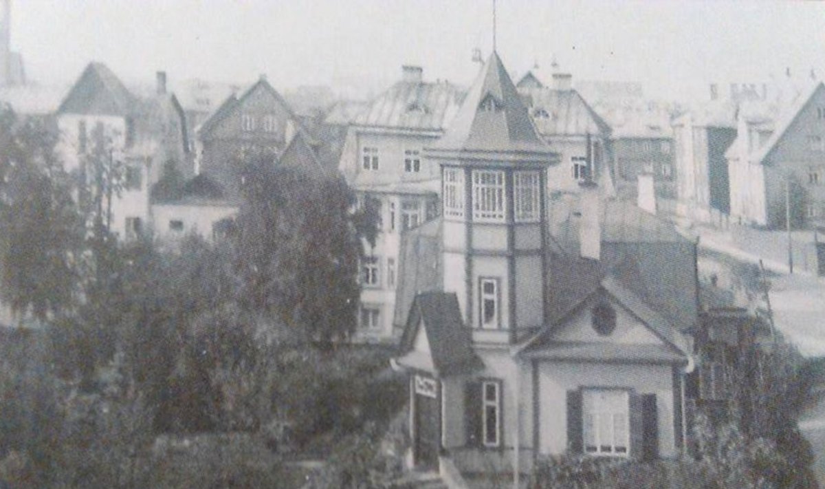 Vaade Telliskivi tänavalt Roo tänava suunas 1930. aastate lõpus. Esiplaanil olev kaunis puumaja põles 1944. aastal. Täna on selle kohal mööblimaja. Taamal näha Peeteli kiriku torn.