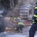FOTOD | Viljandimaal põles bussipeatuse lähedal rekka haagise rehv, keegi viga ei saanud