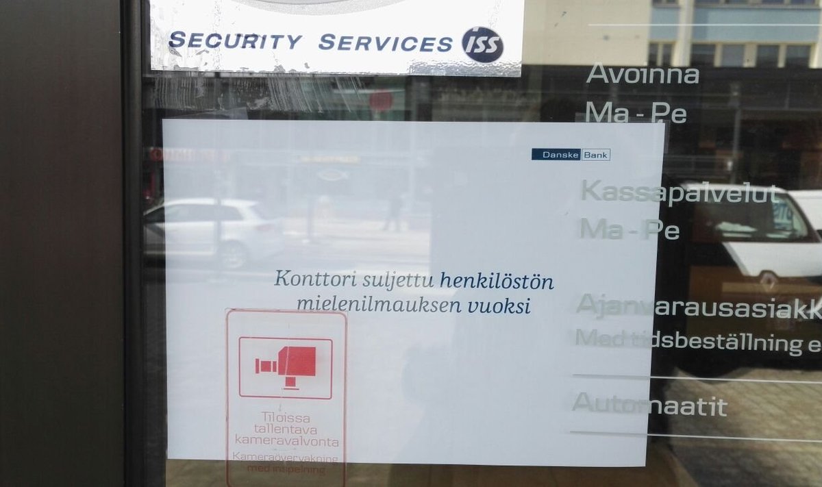 Silt Danske panga kontori uksel teatab, et kontor on töötajate meeleavalduse tõttu suletud.