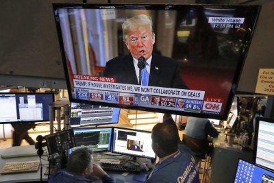 USA börsimaaklerid riigipea Donald Trumpi pressikonverentsi jälgimas.