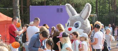 На праздновании Яанова дня дети играли с героем из сказок Серова - Кроликом