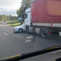 ФОТО: В Пярну столкнулись легковушка с латвийским номером и грузовик