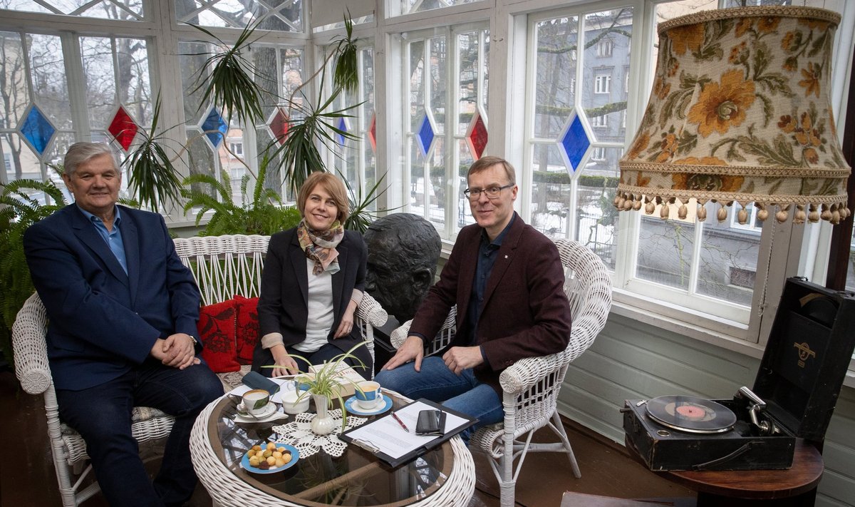 MIDA EESTI VAJAB: Kaidi Ruusalepp, Raul Rebane ja Hannes Rumm vaatasid Eesti tulevikku rahvakirjanik Anton Hansen Tammsaare külalislahkes kodus.