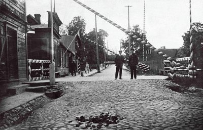 LINN POOLEKS: Eesti-Läti piiripunkt Valgas mais 1931.