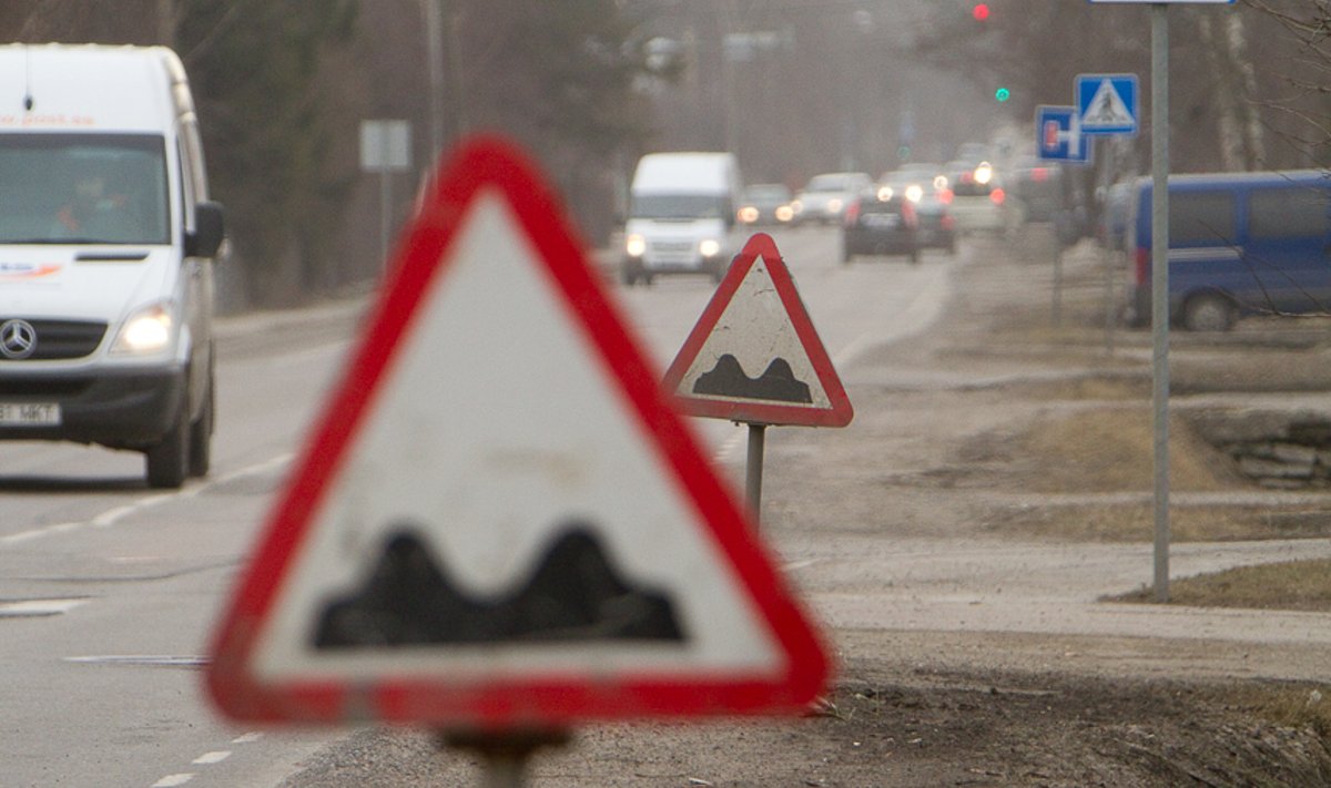 Parimal juhul hoiatab löökaukude eest liiklusmärk, kuid tihti pole teede ääres sedagi