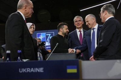 VÄGA KÕRGE AMETNIK: Äsja NATO asejuhi kohalt taandunud Mircea Geoană (paremalt teine) surub viimasel NATO tippkohtumisel kätt Ukraina presidendi Volodõmõr Zelenskõiga. Nende vahel NATO endine peasekretär Jens Stoltenberg, vasakul Türgi president Recep Tayyip Erdoğan.