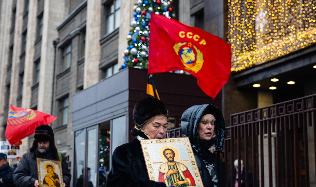 Moskvas võis täna protestimas näha isegi väikest rühma punalippude ja ikoonidega varustatud meeleavaldajaid.