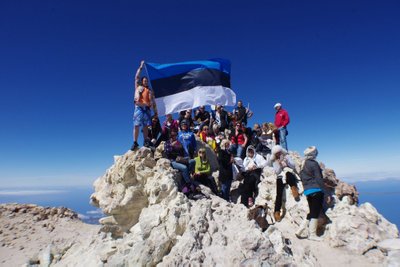 Олави и группа эстонцев на вершине Тейде.