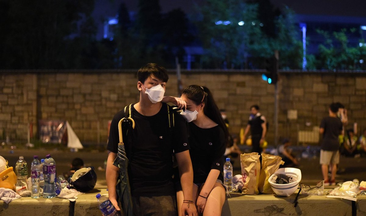 Hongkongi noored protestijad nädala keskel hinge tõmbamas.