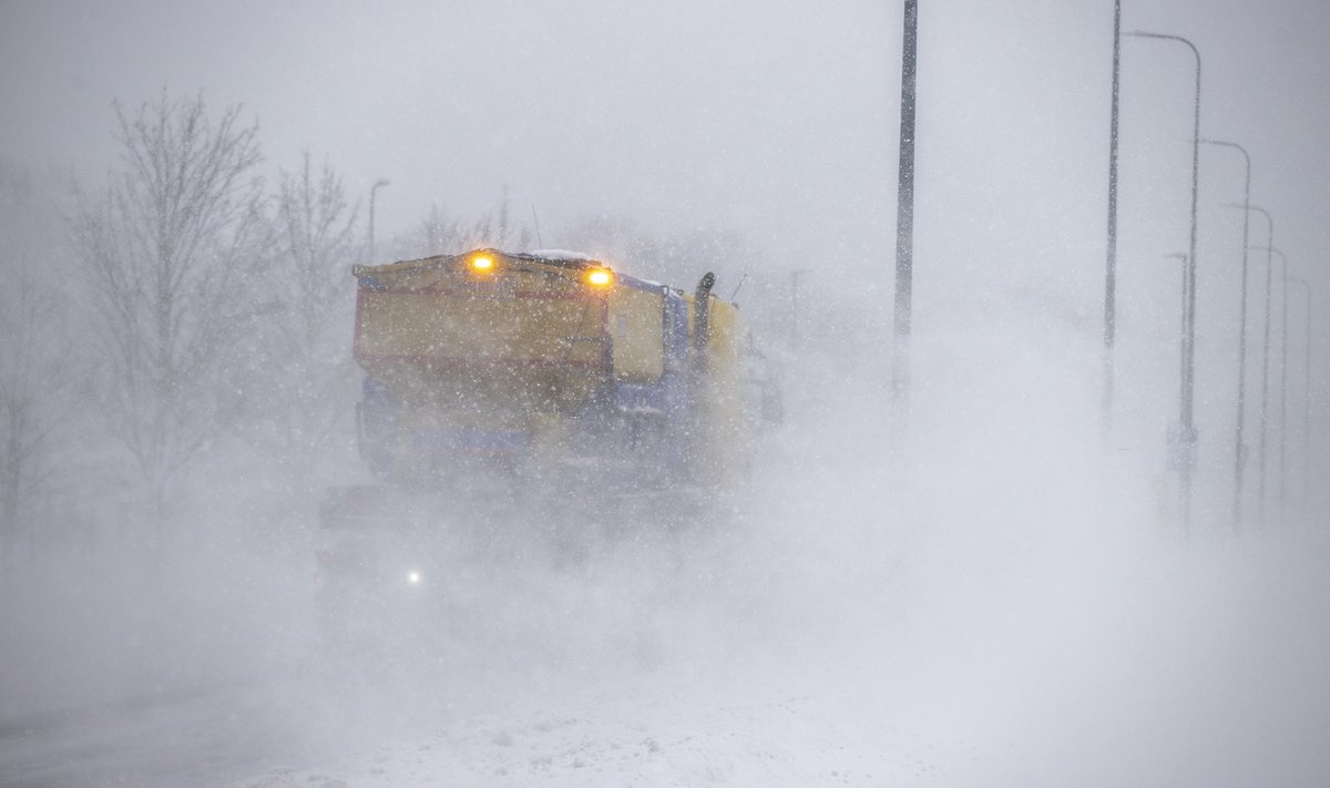 Raha teehoolduses väheneb ja lumesahka näeb peagi teel üha harvem.