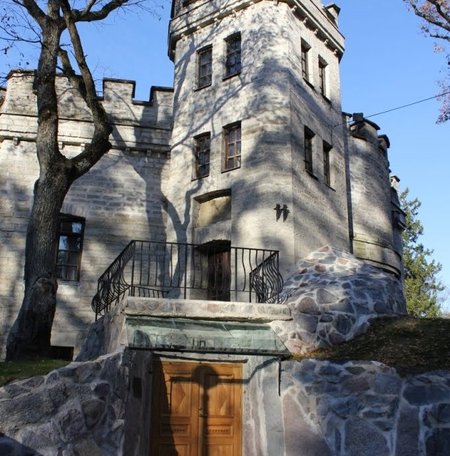 Kõrgepea ehk saksa keeli Hohenhaupti loss Mustamäe veerul sai valmis 1. oktoobril 1886.