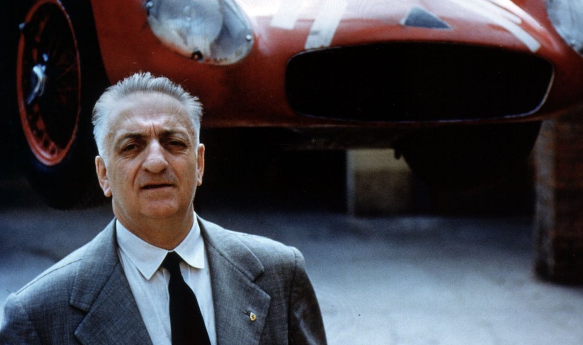 Enzo Ferrari 1956. aastal Modenas.