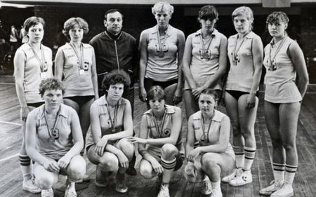 Tartu ülikooli korvpallinaiskond Arnold Selge (tagareas vasakult kolmas) juhendamisel taas  Eesti meister. 