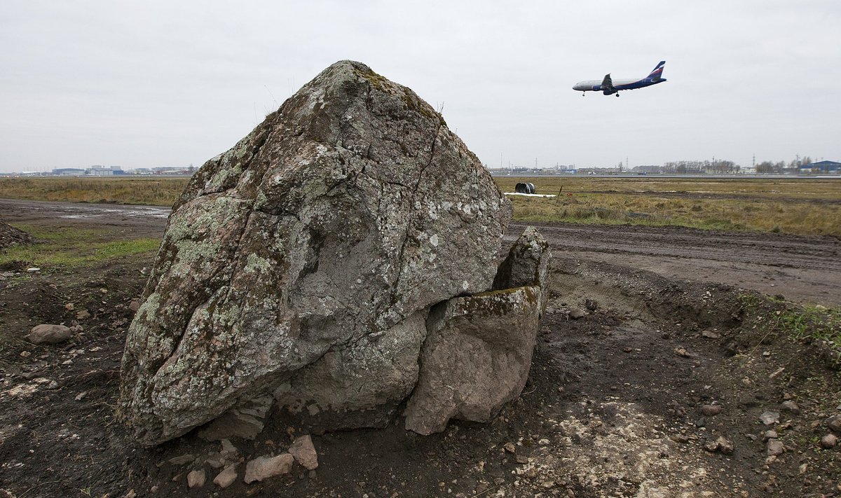 Uute lennuradade ehitamisele ette jäänud suurima kultuskivi teisaldamise muudab keerukaks kivi suurus ja see, et ta on juba mitmest kohast pragunenud.