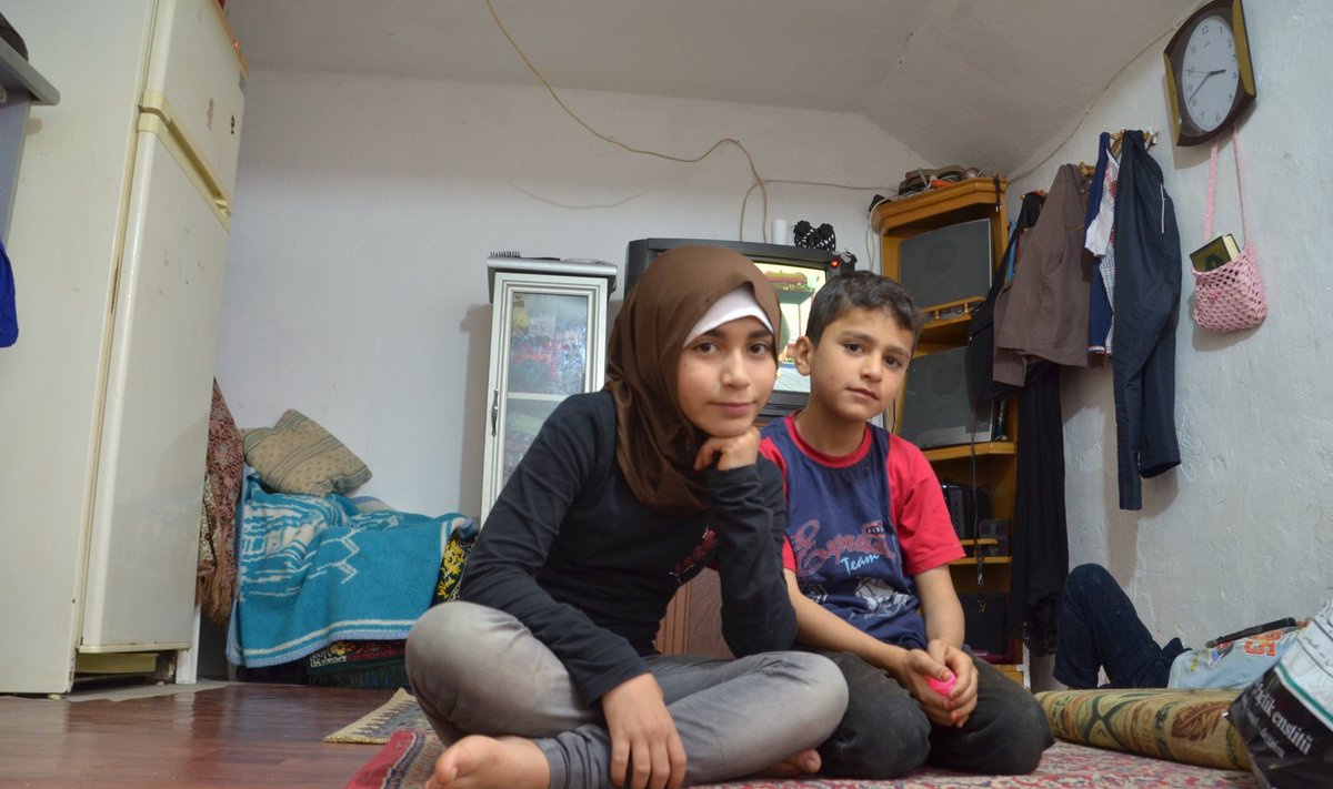 Suure perega kitsukesse korterisse pressitud Süüria perekond peab üheskoos vaeva nägema, et uberiku eest üüri maksta. Koolis käib kuuest lapsest ainult pildil olev tüdruk.