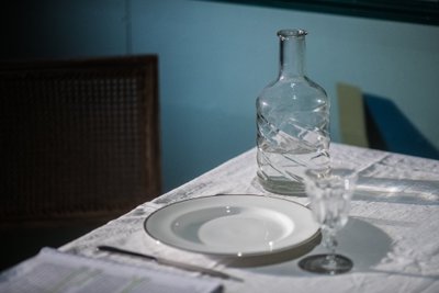 Söögitoas on kaetud ka laud, mis küll pealtvaatajatele jääb pea märkamatuks detailiks.