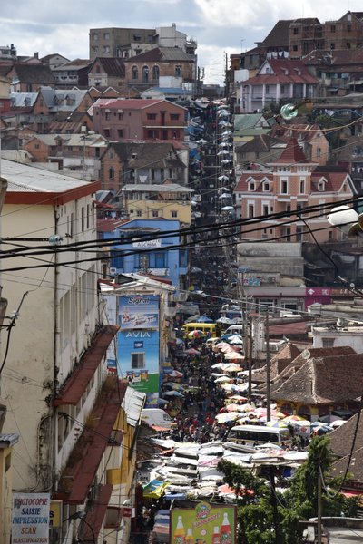 astasnõlvalt vaadates meenutab Analakely turg Antananarivo südames ühte suurt inimsööja-sipelgapesa. Vaatemänguline, ent hirmutav.