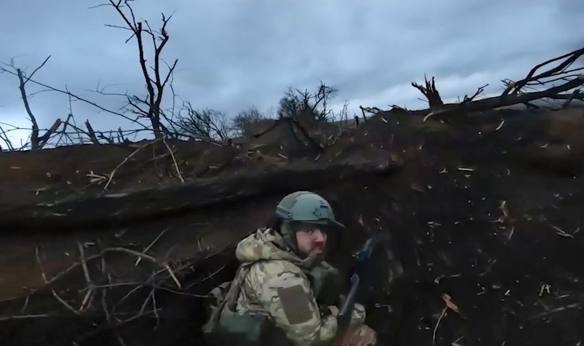 Kerge õppustel, raske lahingus. Vene sõdur aprillis Ida-Ukrainas kaevikus